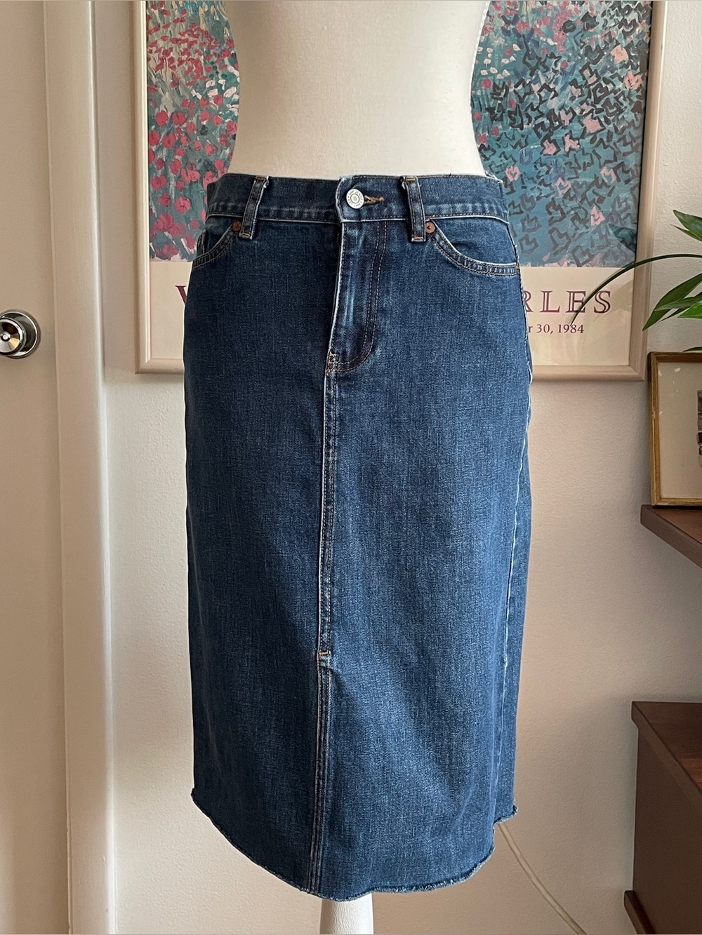 Gap Denim Skirt Womens 4 Medium Wash Midi Raw Hem Minimalist Western Classic Y2K